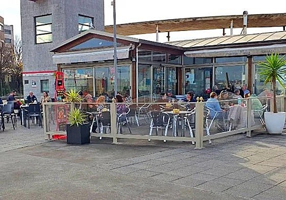 Terraza hostelera de la playa de El Arbeyal.