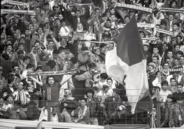 Aficionados en el Molinón durante un partido Sporting-Oviedo.