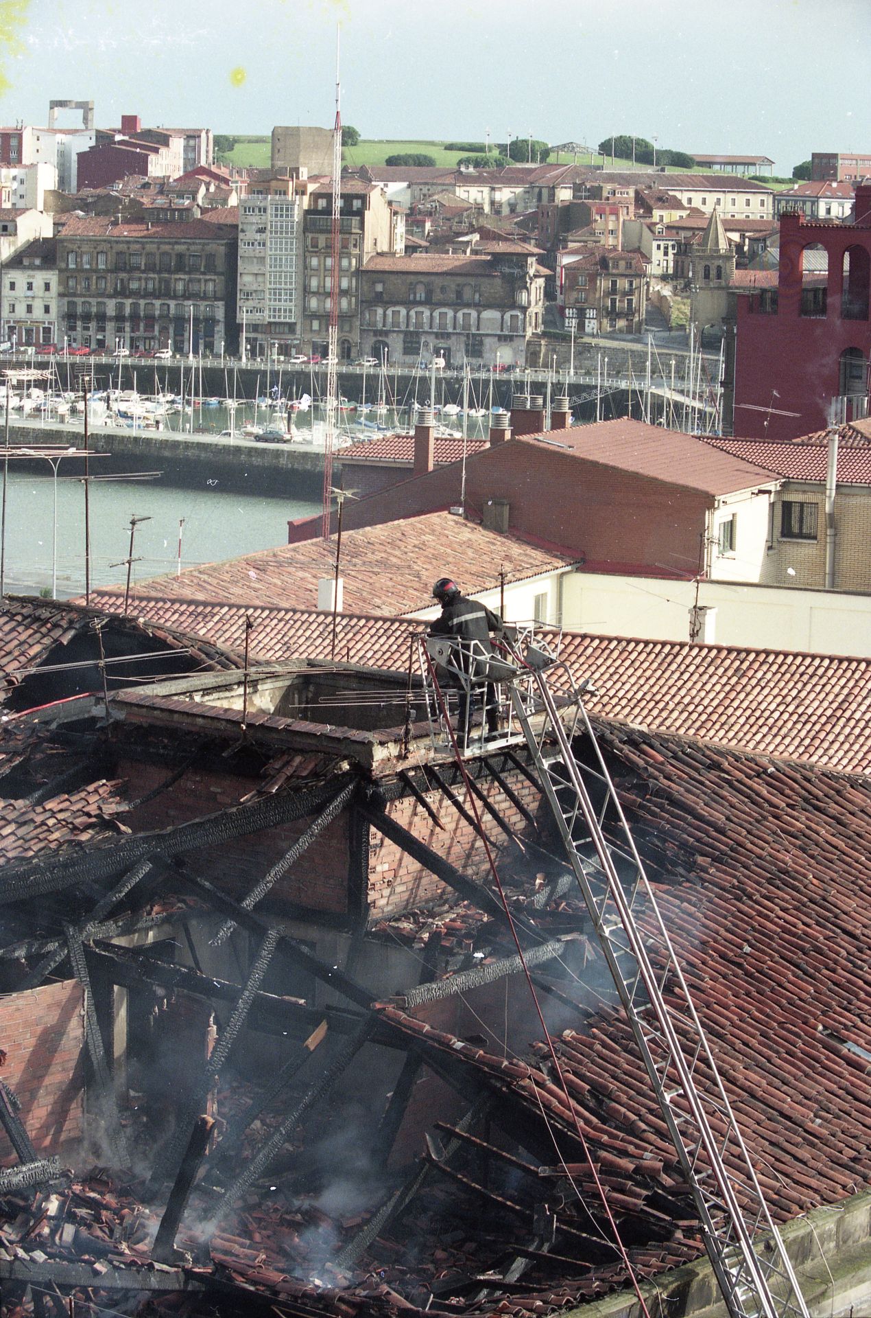 Bomberos sofocando un incendio en la calle Pedro Duro. Gijón. 1995