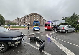 Sanitarios y agentes de la Policía, en el lugar del accidente.