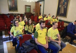 Miembros del Club Balonmano Vetusta entre el público.