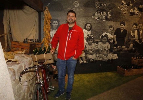 El alcalde de Bimenes, Aitor García Corte, en el Museo de la Sidra de Nava.