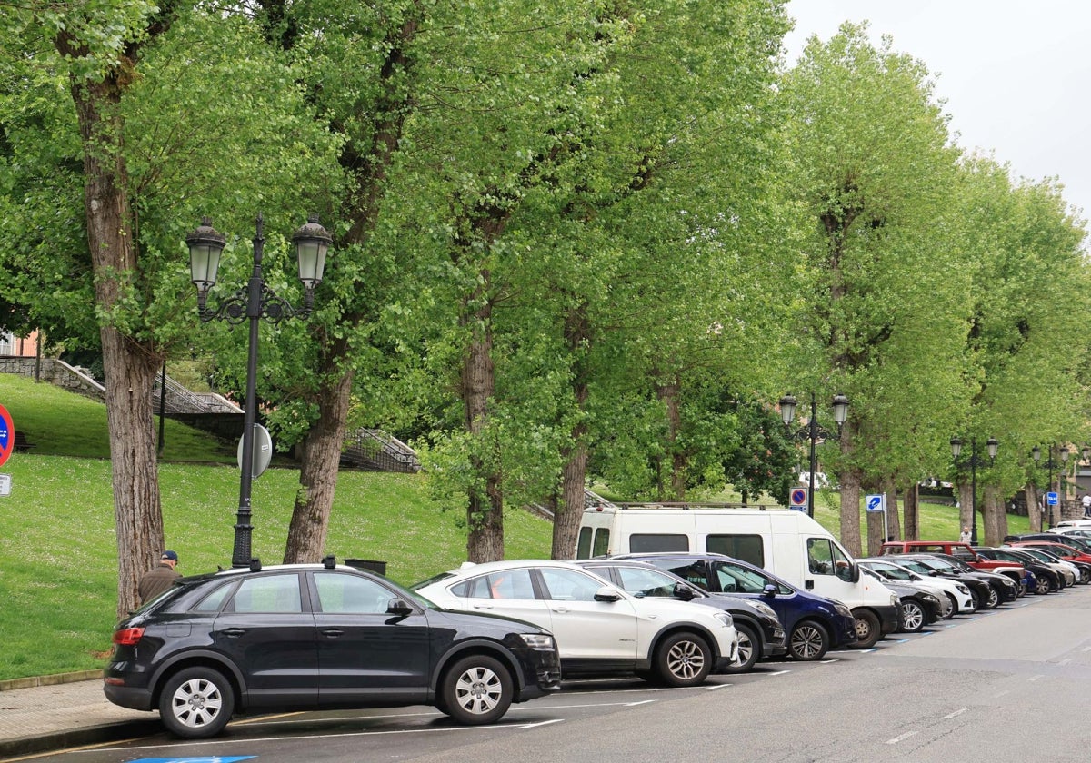 Vehículos aparcados en El Campillín.