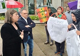 Gimena Llamedo, junto al alcalde de Nava, charla con los miembros del piquete informativo.