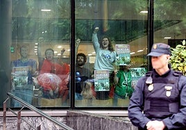 Encierro docente en la Consejería de Hacienda.