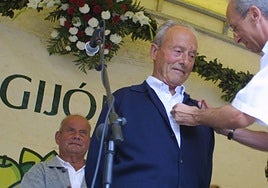 José Manuel Acebal recibe el premio 'Tonel de Oro' en la XIII Fiesta de la Sidra Natural, en 2004. Detrás, su hermano Alberto Acebal, fallecido en 2018.