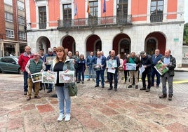 Los ganaderos del Sueve, ante la Casa Consistorial de Piloña, en Infiesto.