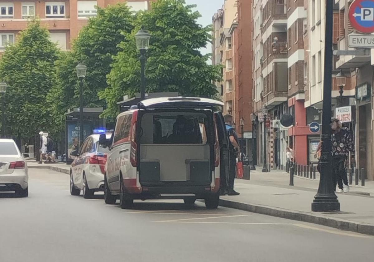 Agentes de la Policía Local de Gijón hablan con el sancionado.