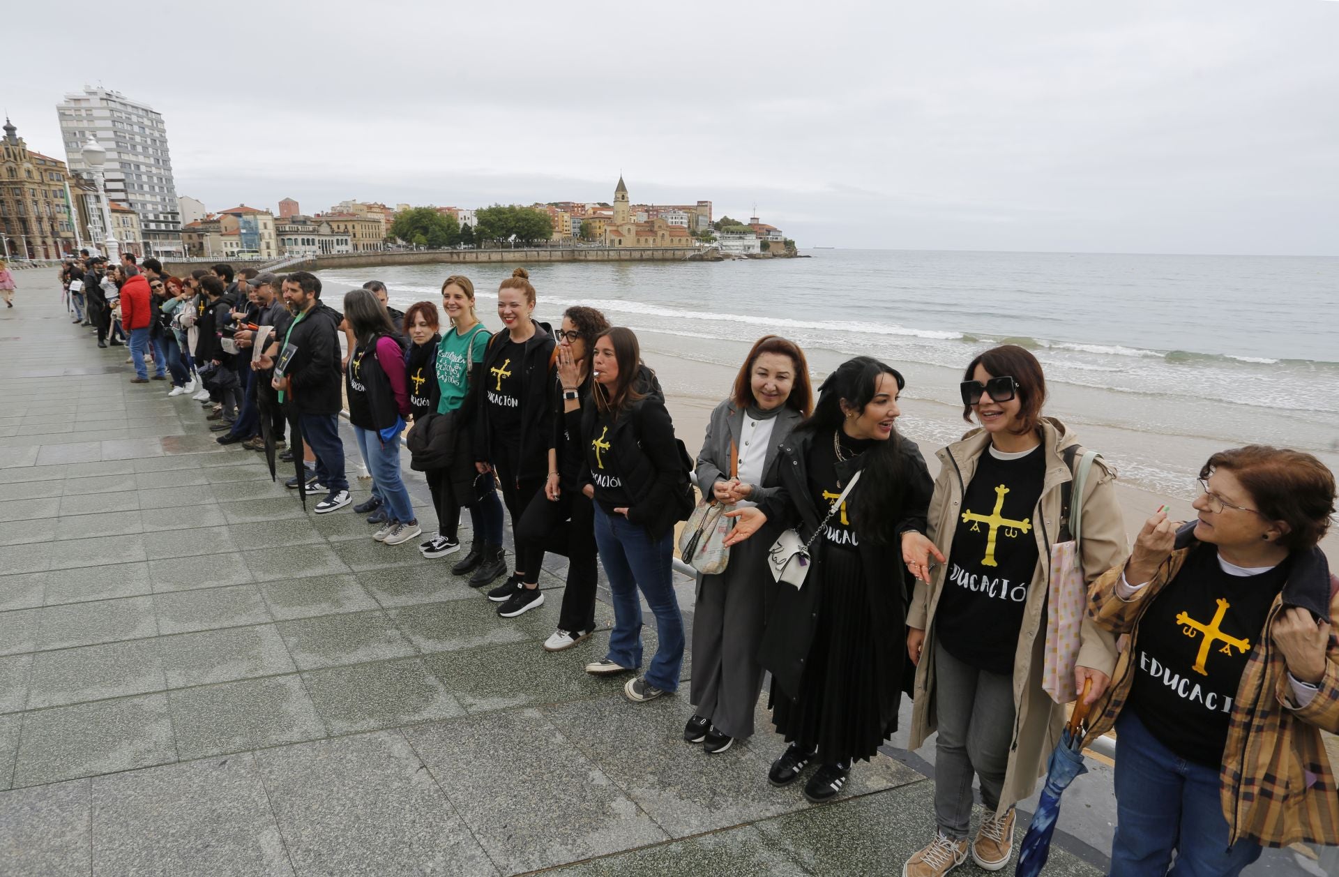 Cadena humana en el paseo del Muro 