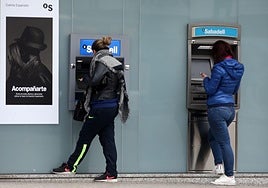 Dos mujeres realizan una operación en sendos cajeros de Sabadell Herrero en Gijón.
