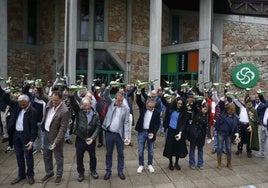 Consejeros, delegada del Gobierno y representantes del mundo de la sidra y de la empresa, así como ciudadanos anónimos (hasta una docente con la camiseta reivindicativa) se unieron en un escanciado simultáneo ante el Museo de la Sidra.