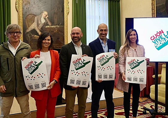 Ángel Lorenzo del Rivero, Montse López Moro, Jesús Martínez Salvador, Óliver Suárez y Ángela Pumariega, durante la presentación de 'Gijón vive la sidra'.