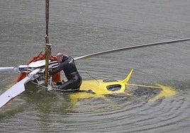 El helicóptero siniestrado, en el pantano de Tanes.