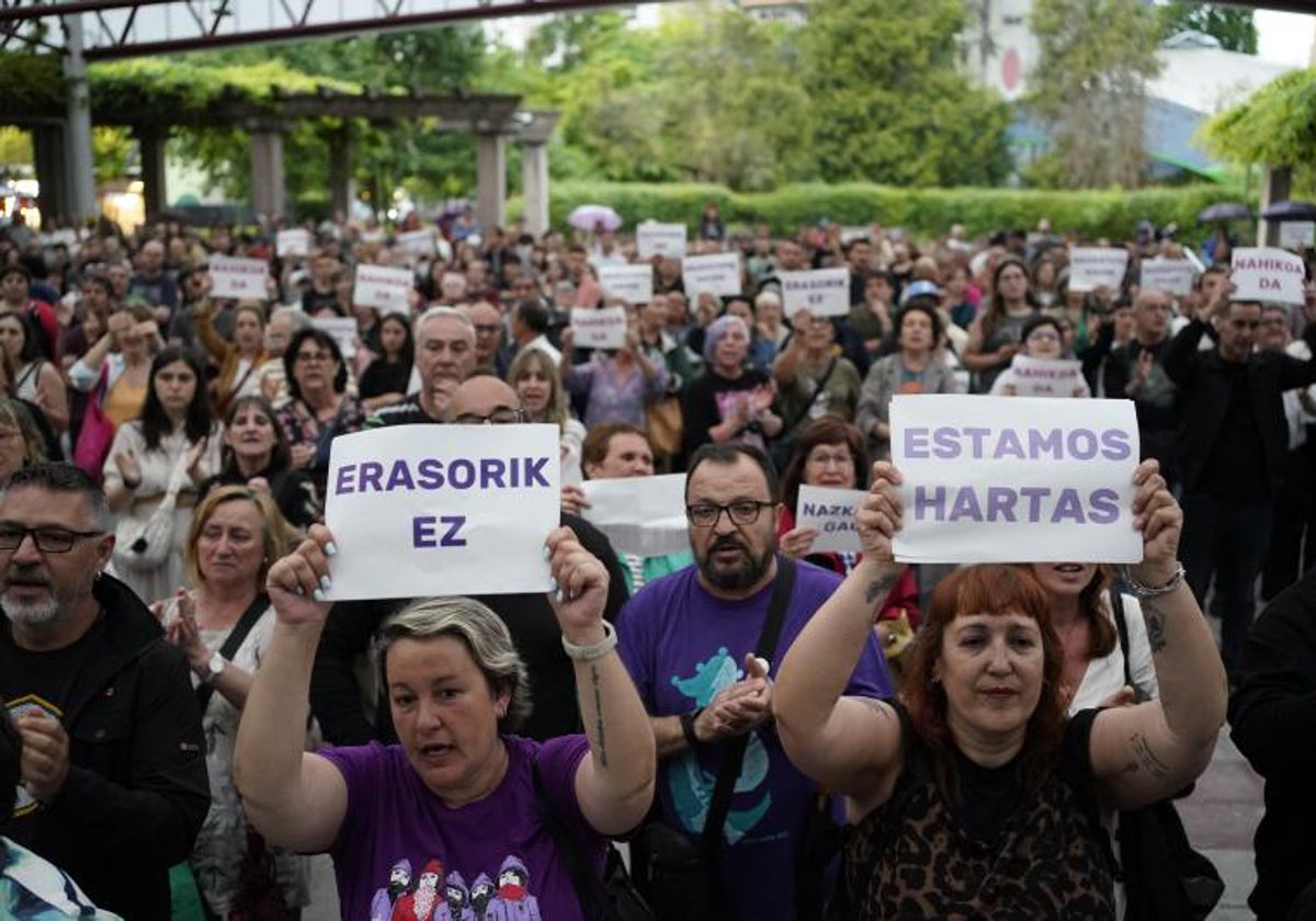 Un momento de la protesta contra el crimen de Eva, degollada el viernes por su padre en Bilbao.