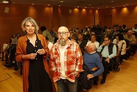 Manolo Taibo y Mercedes de Soignie en el Centro de Servicios Universitarios .