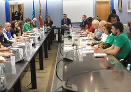 Reunión de la mesa negociadora, con la vicepresidenta Gimena Llamedo y el consejero de Hacienda, Guillermo Peláez, en representación del Principado, y los sindicatos.