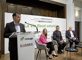 El director de EL COMERCIO, Ángel González, presenta el acto junto a Erausquin, Peláez y Fernández.