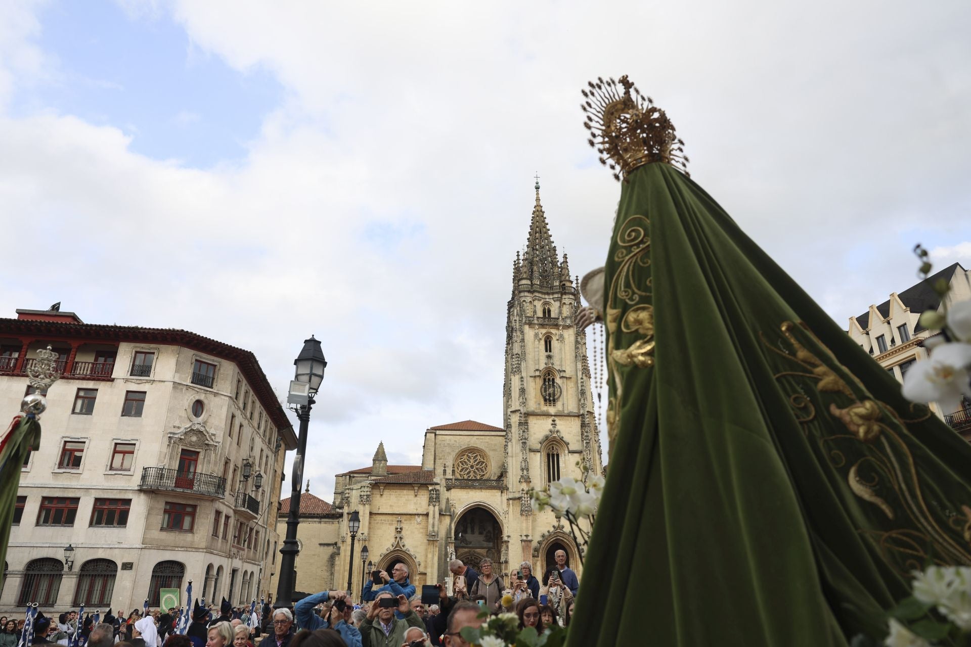 La Esperanza sale en procesión de la capilla de La Balesquida hasta San Tirso