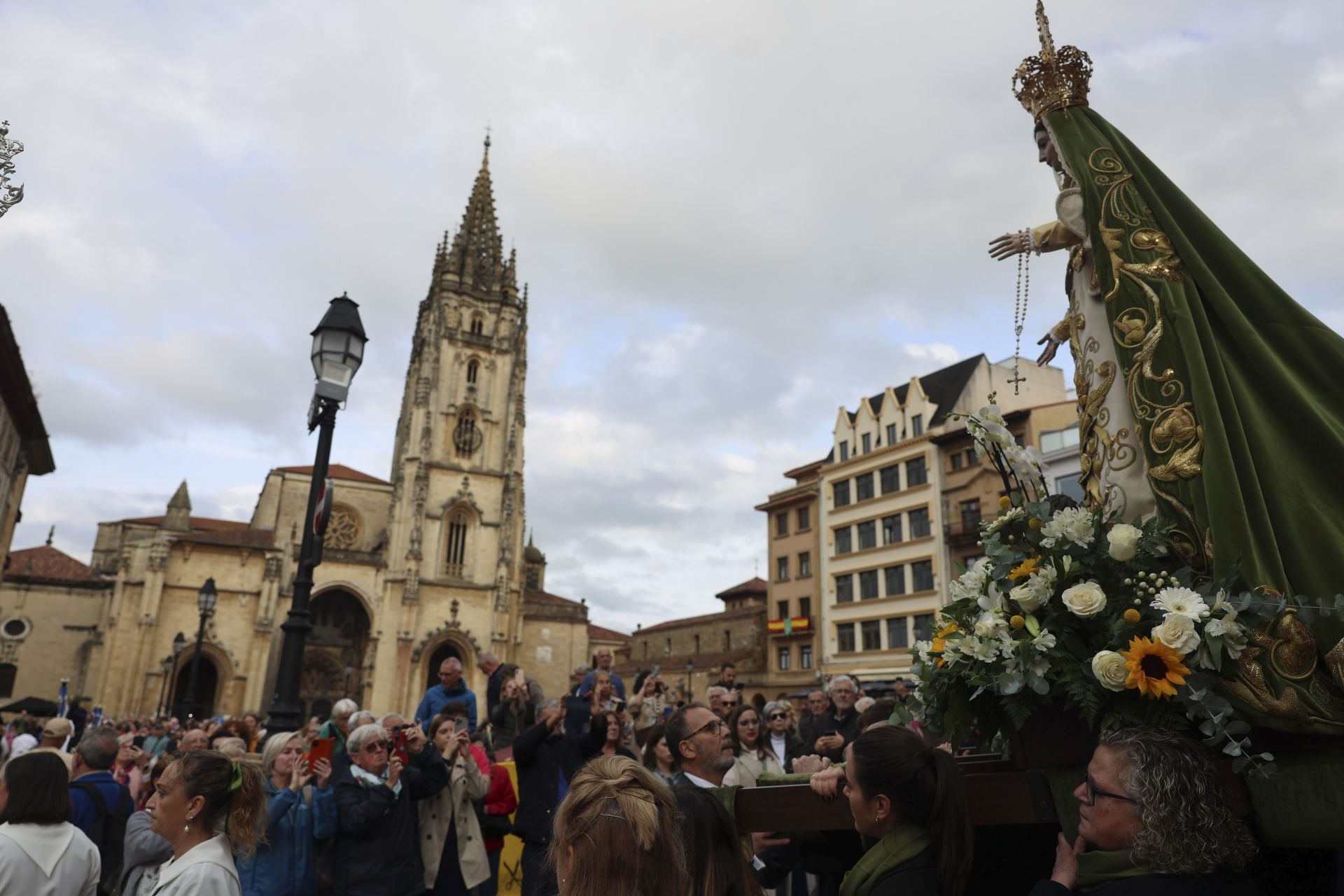 La Esperanza sale en procesión de la capilla de La Balesquida hasta San Tirso