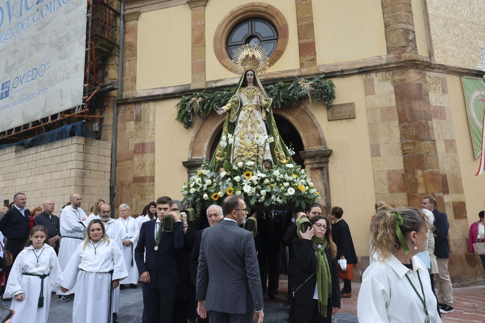 La Esperanza sale en procesión de la capilla de La Balesquida hasta San Tirso