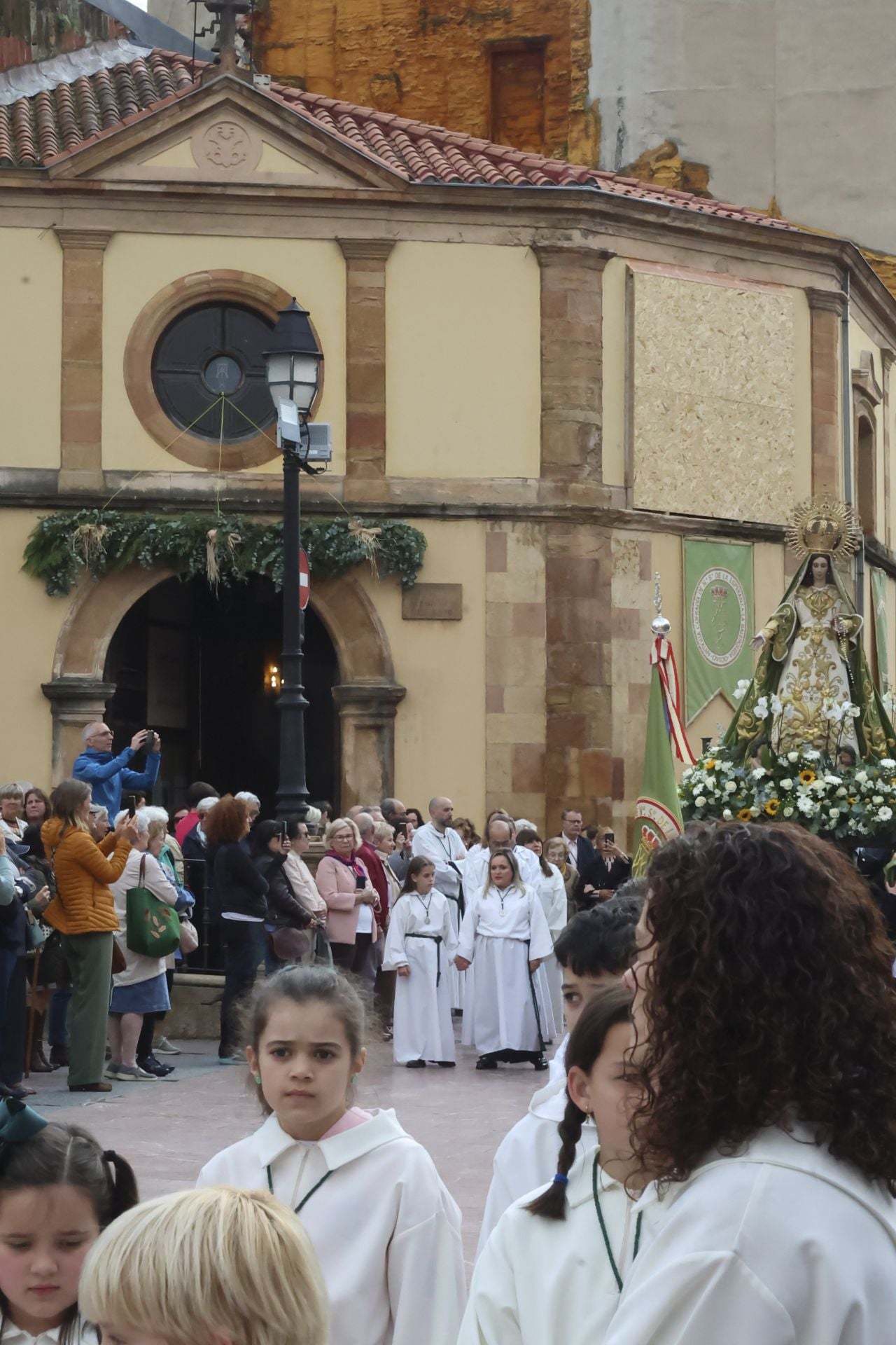 La Esperanza sale en procesión de la capilla de La Balesquida hasta San Tirso