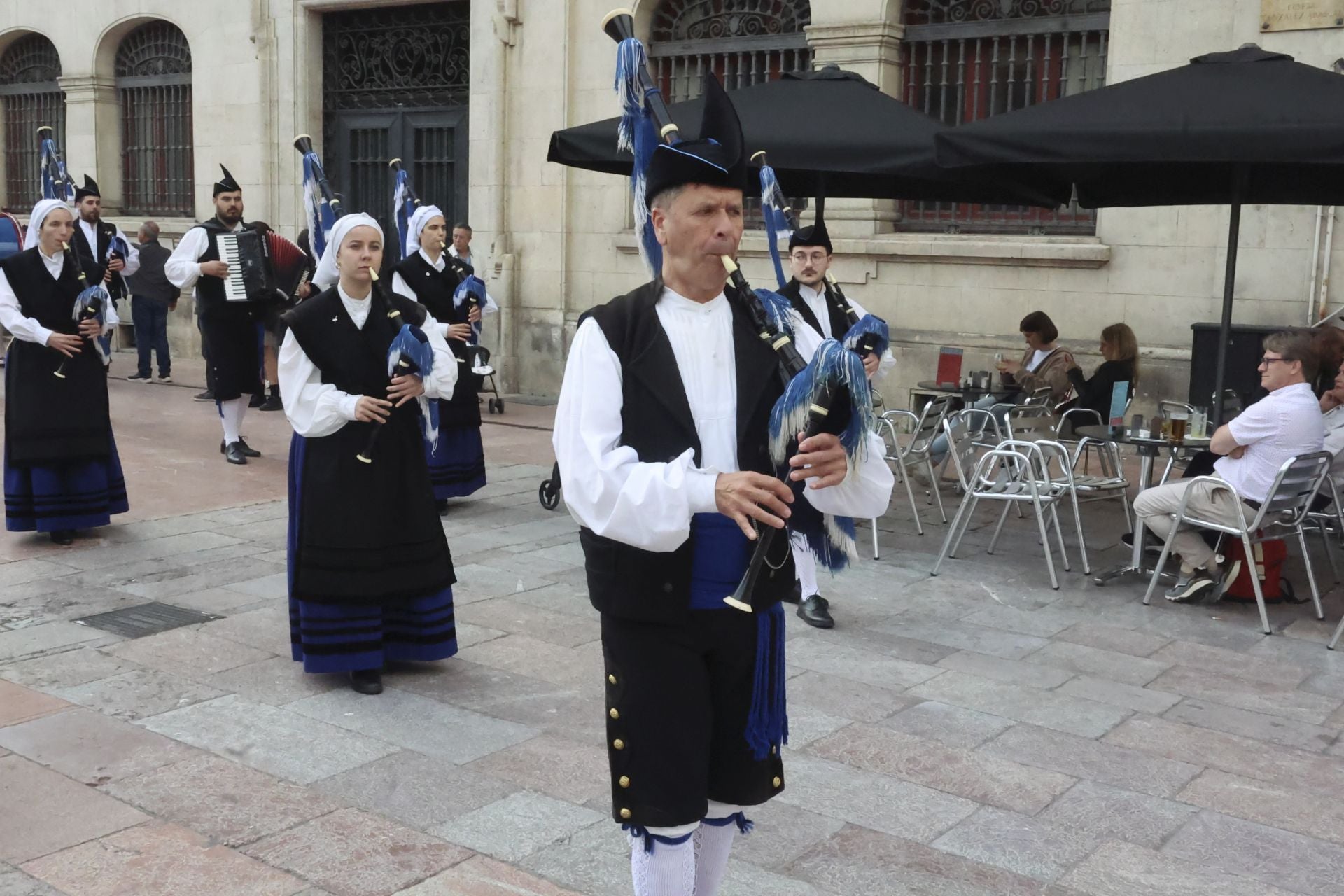 La Esperanza sale en procesión de la capilla de La Balesquida hasta San Tirso
