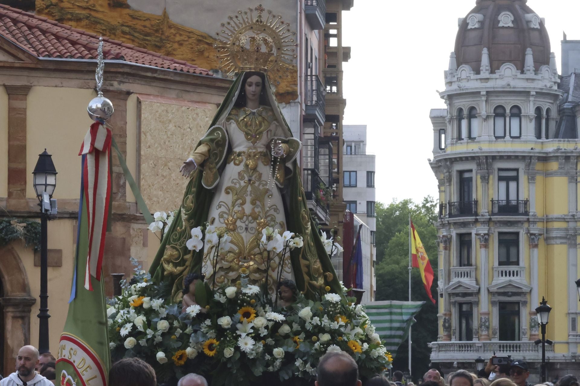 La Esperanza sale en procesión de la capilla de La Balesquida hasta San Tirso