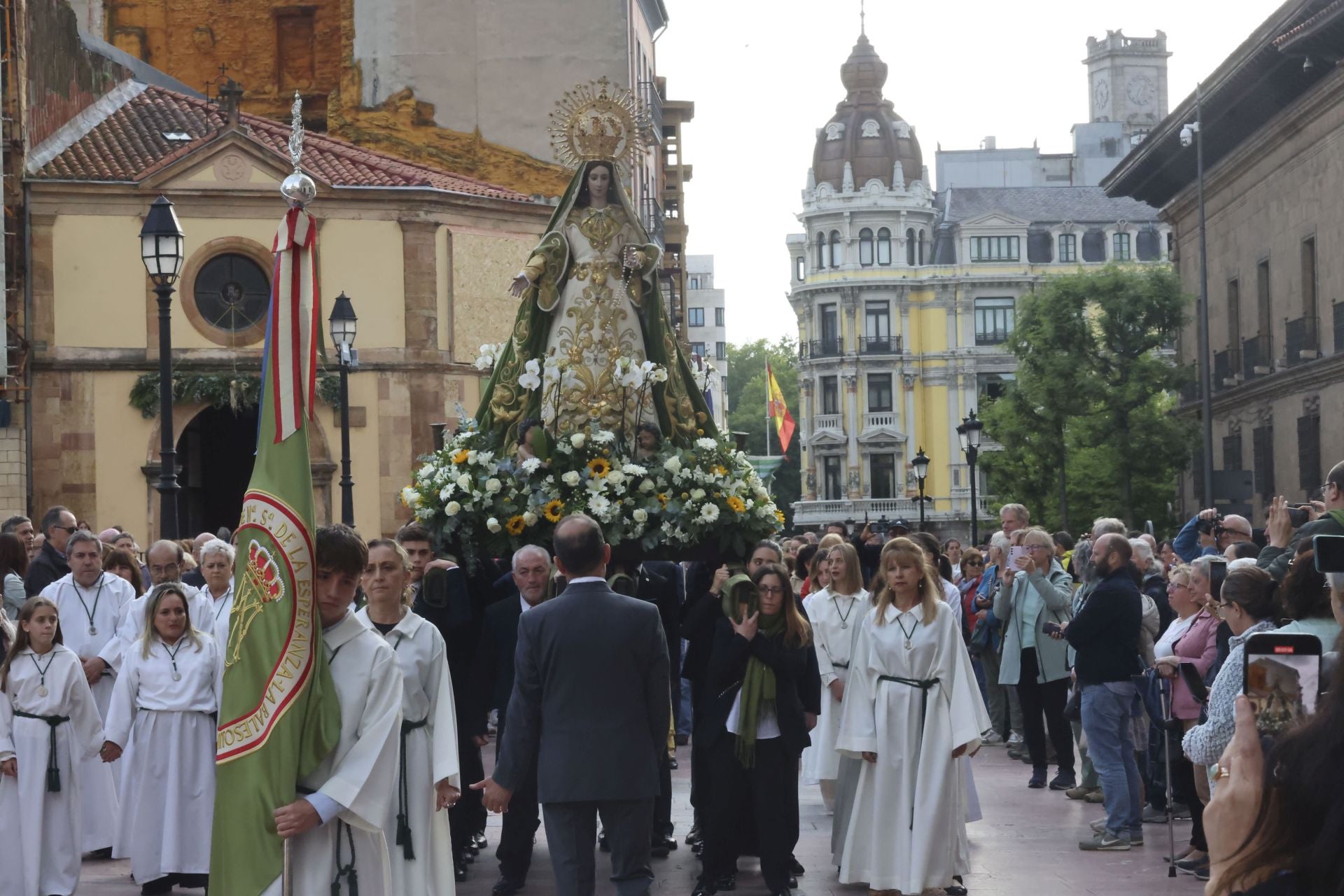 La Esperanza sale en procesión de la capilla de La Balesquida hasta San Tirso