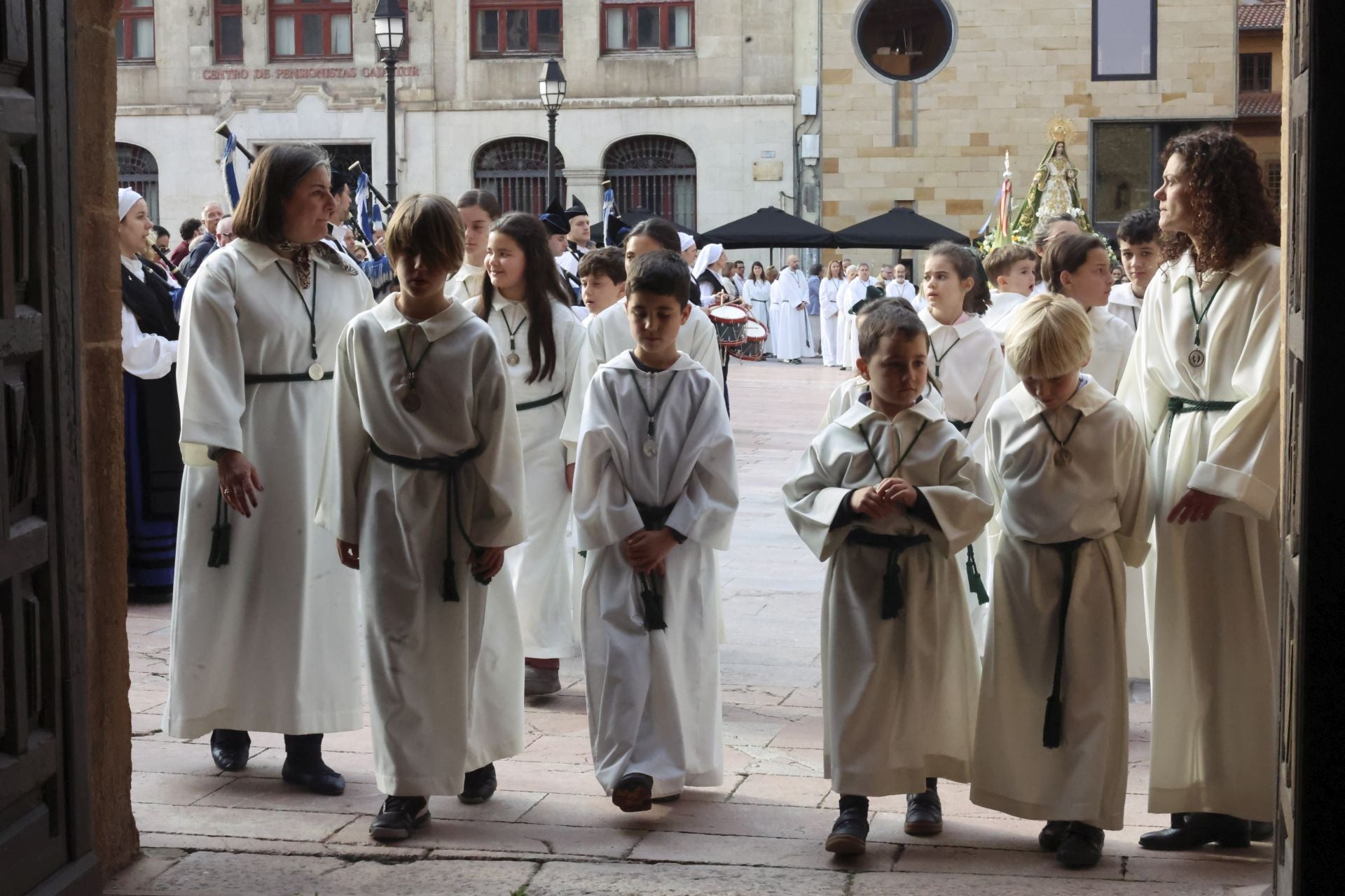 La Esperanza sale en procesión de la capilla de La Balesquida hasta San Tirso