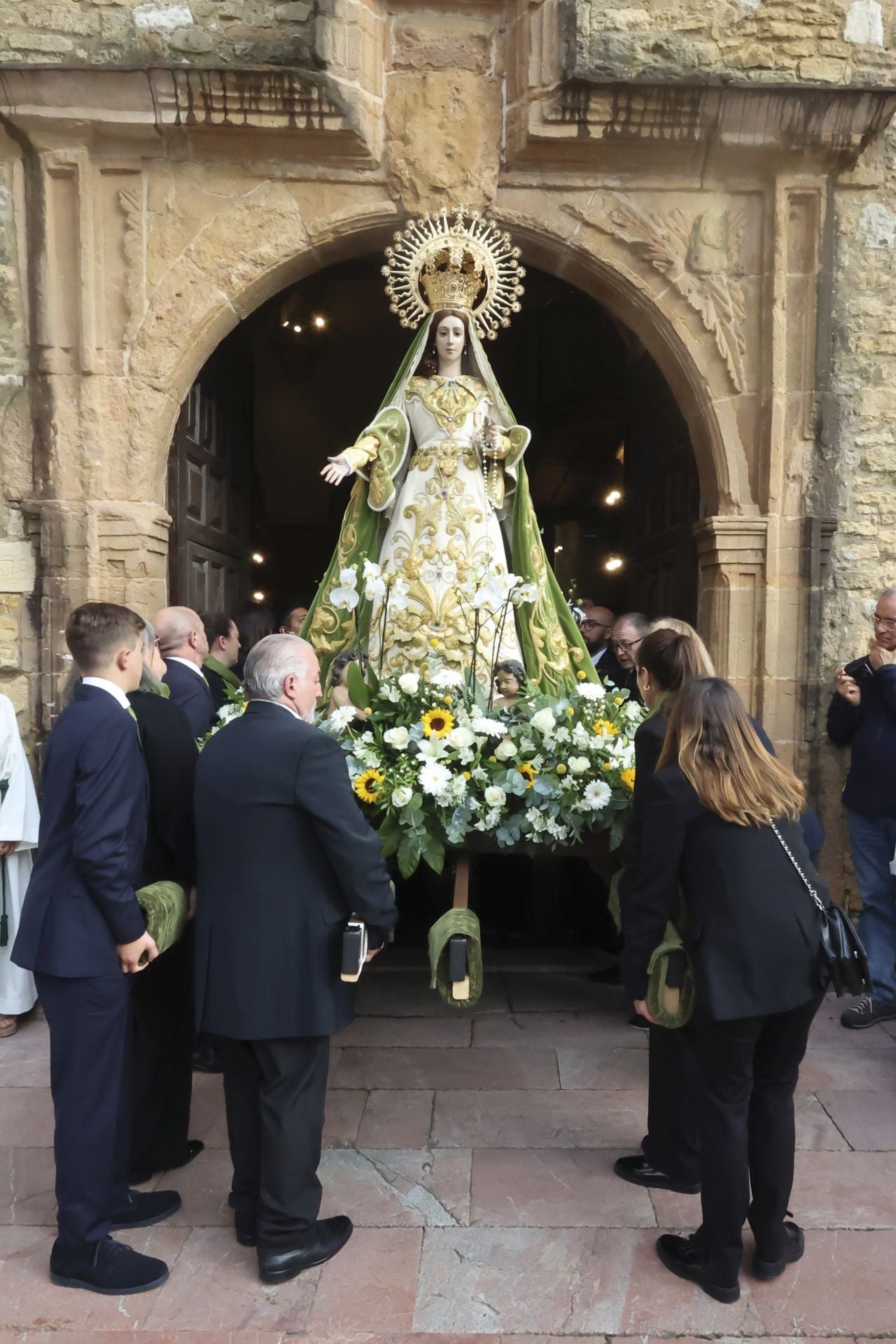 La Esperanza sale en procesión de la capilla de La Balesquida hasta San Tirso