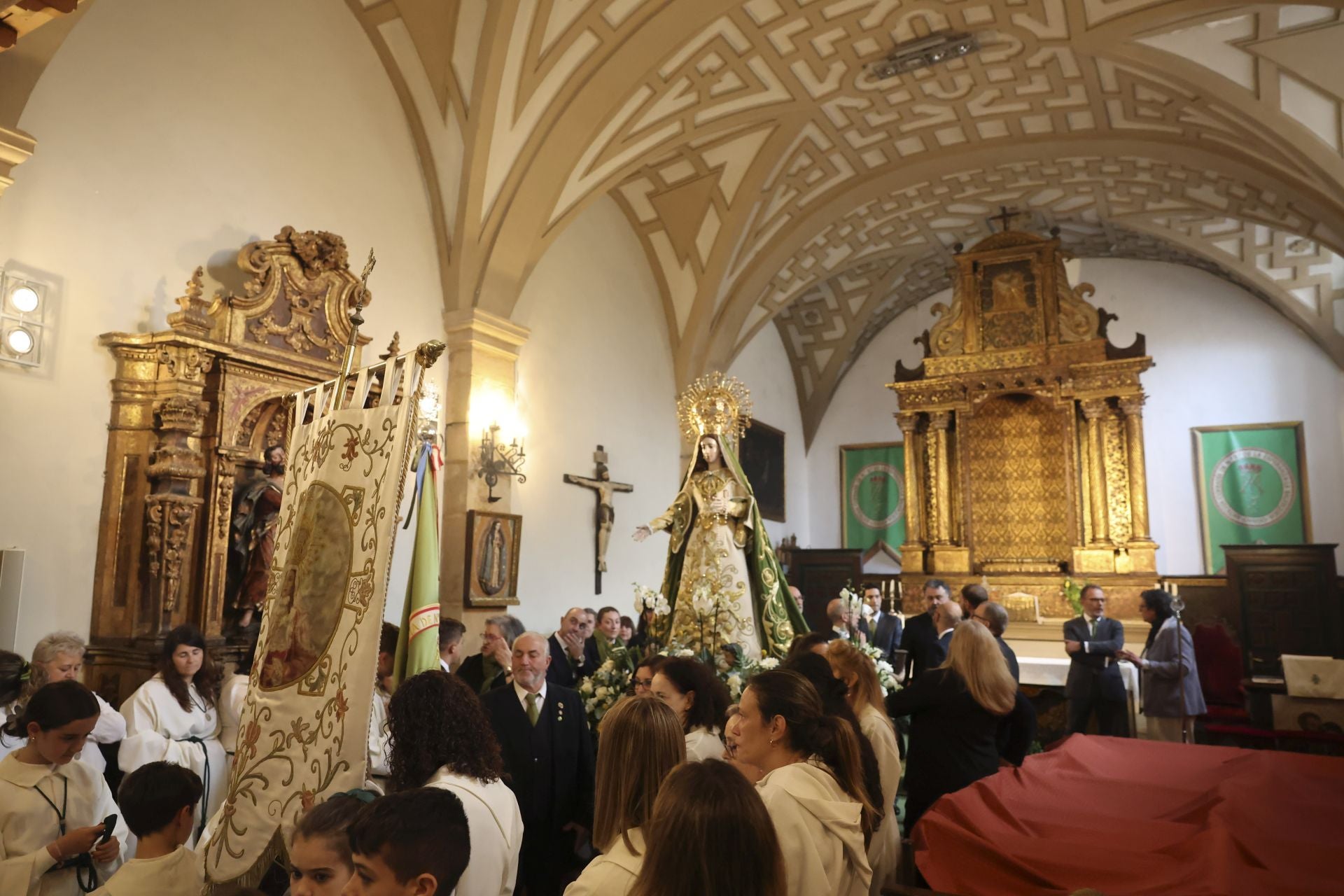 La Esperanza sale en procesión de la capilla de La Balesquida hasta San Tirso