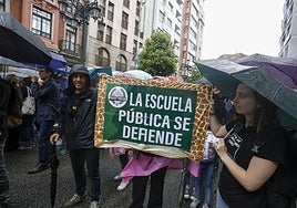 Carteles reivindicativos en la multitudinaria manifestación del domingo en Oviedo.