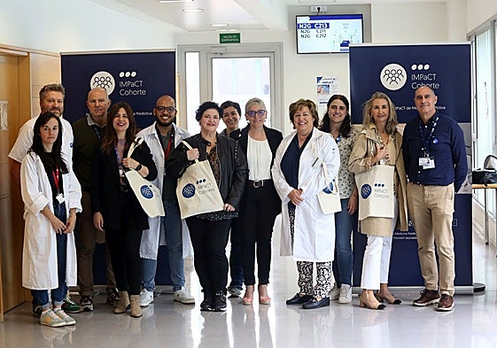 El equipo médico junto a la primera participante y la consejera de salud Concepción Saavedra.