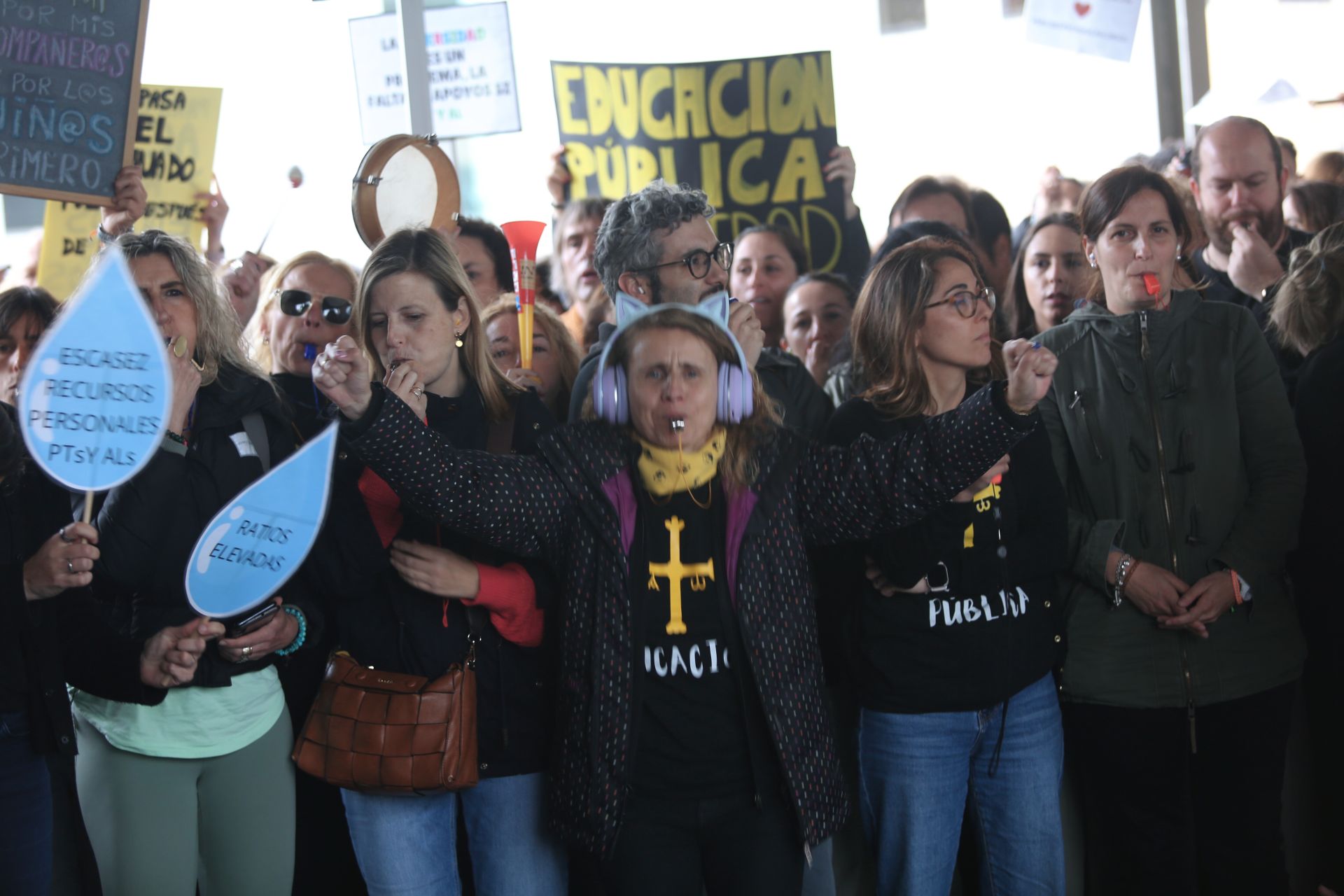 Los docentes se concentran durante la negociación entre los sindicatos educativos y el Gobierno asturiano