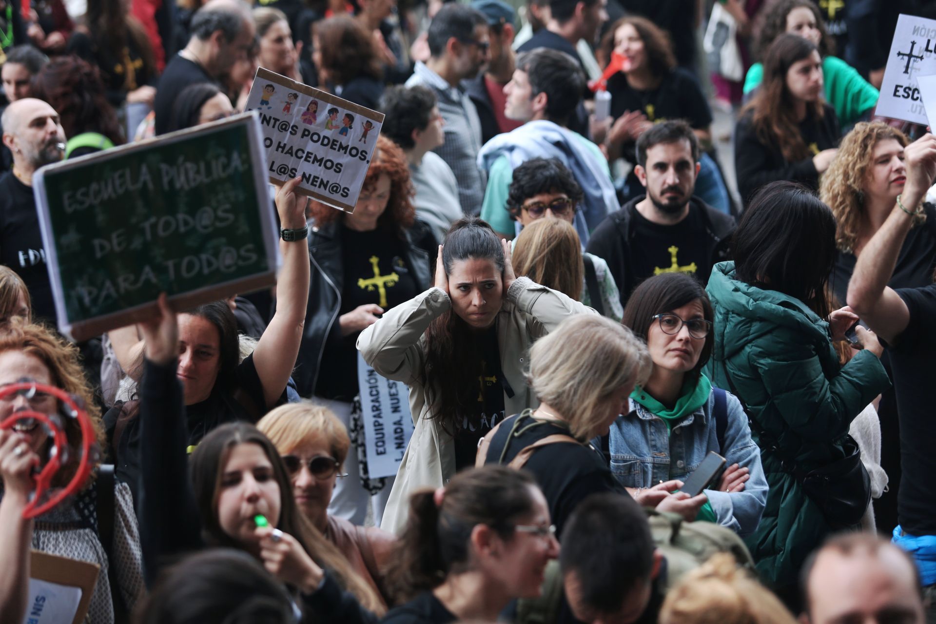 Los docentes se concentran durante la negociación entre los sindicatos educativos y el Gobierno asturiano