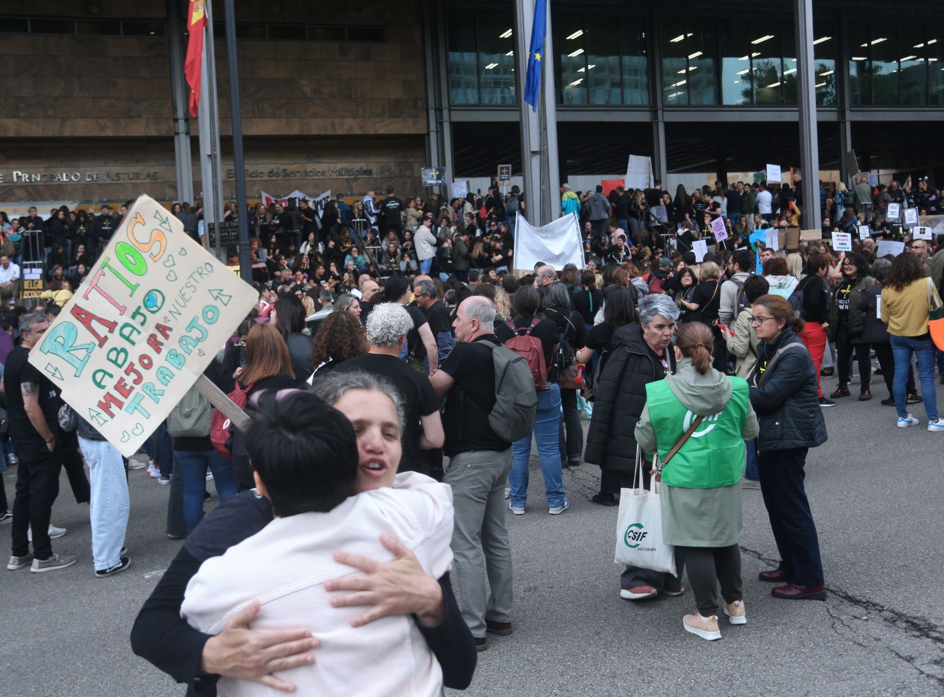 Los docentes se concentran durante la negociación entre los sindicatos educativos y el Gobierno asturiano