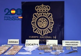 Droga, dinero y útiles decomisados por la Policía Nacional.