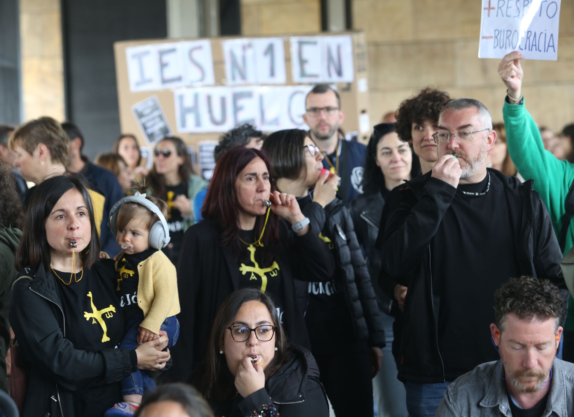 Los docentes se concentran durante la negociación entre los sindicatos educativos y el Gobierno asturiano