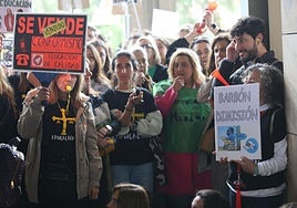 Los docentes se concentran durante la negociación entre los sindicatos educativos y el Gobierno asturiano