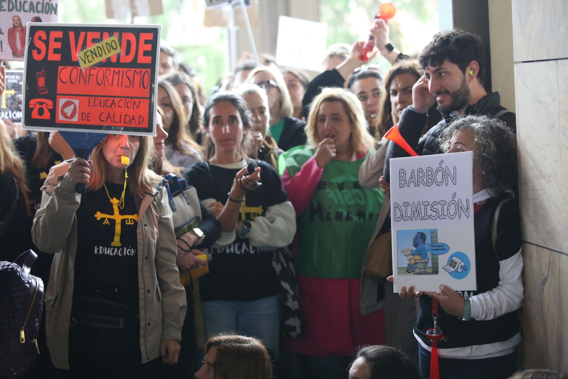 Los docentes se concentran durante la negociación entre los sindicatos educativos y el Gobierno asturiano