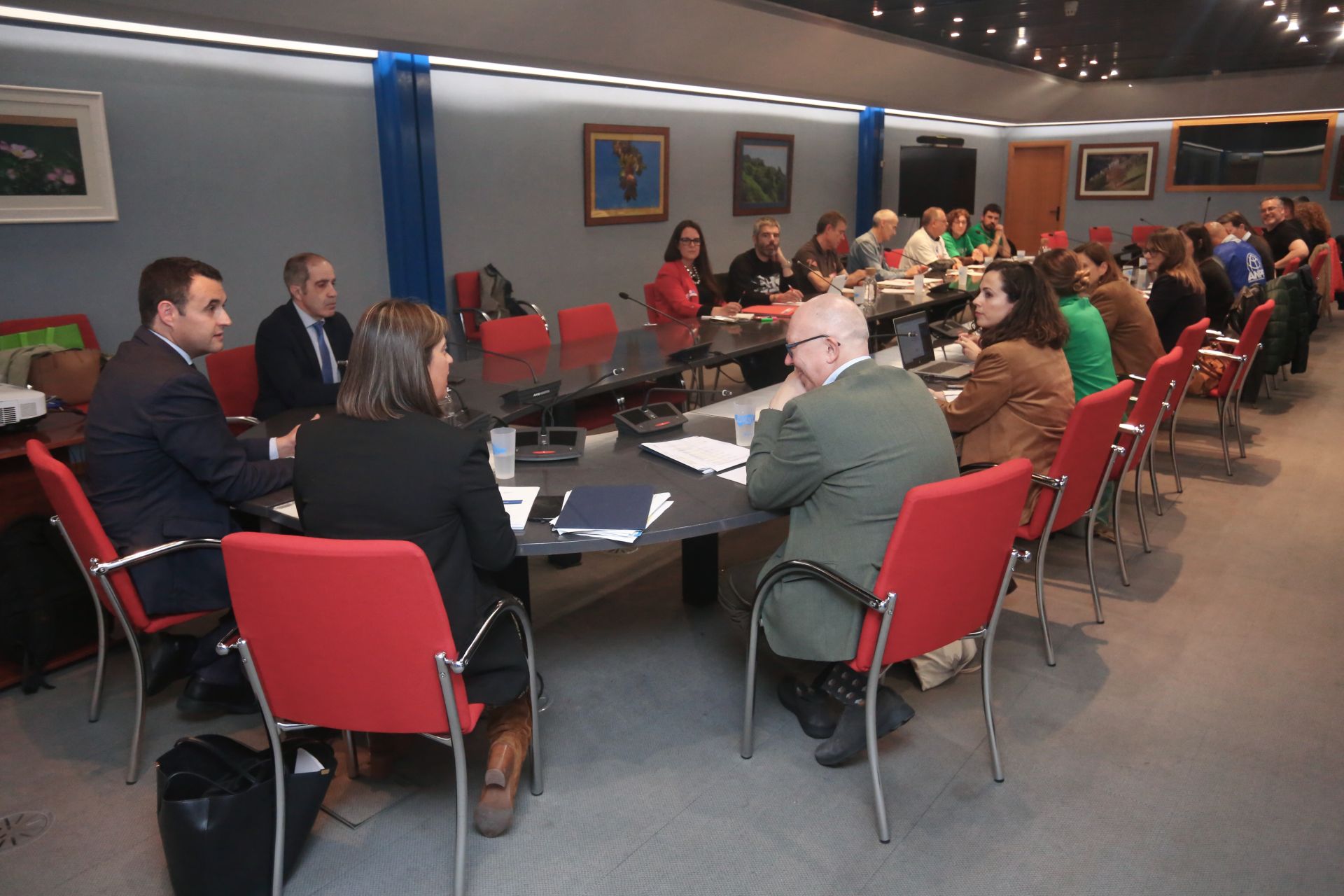 Los docentes se concentran durante la negociación entre los sindicatos educativos y el Gobierno asturiano
