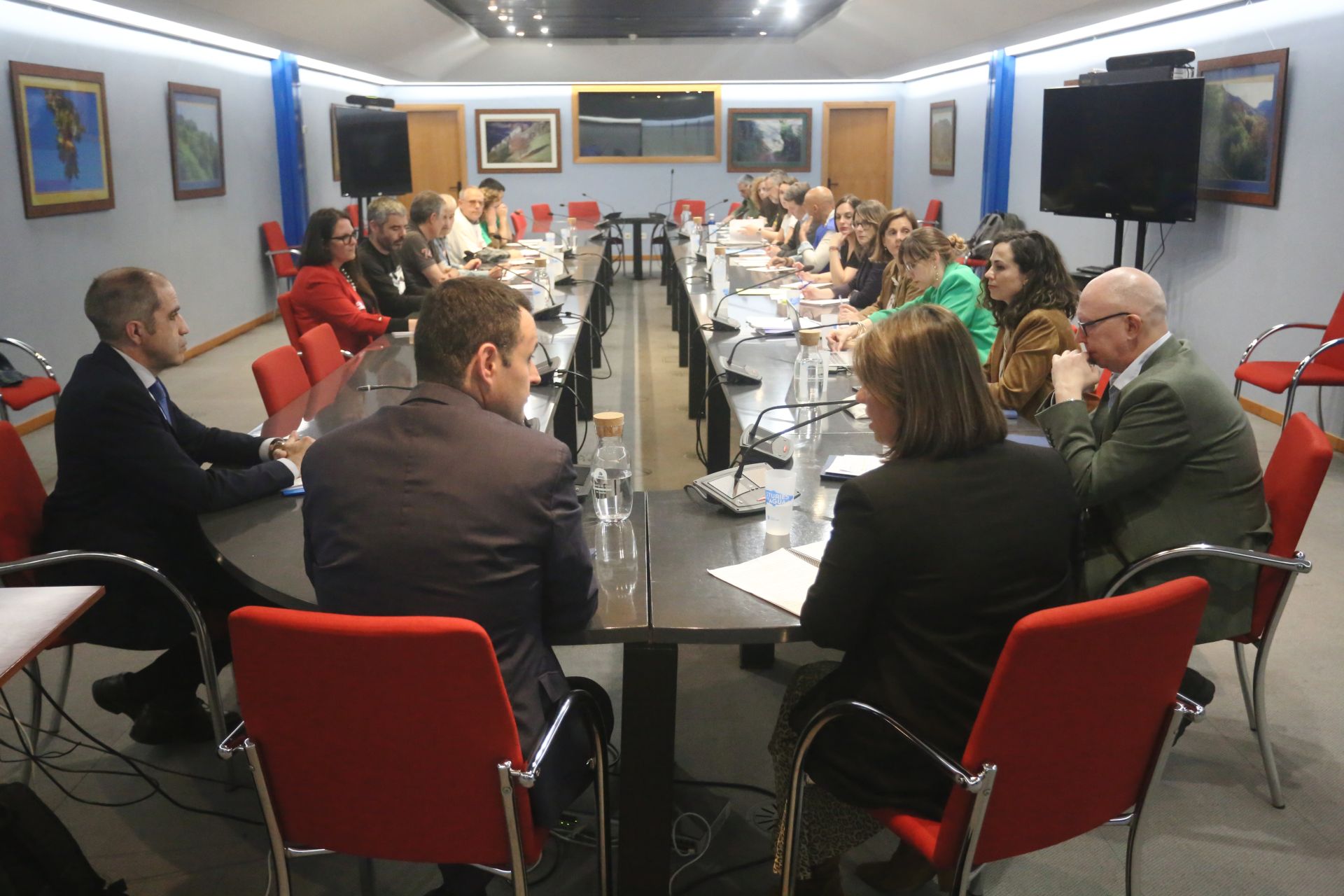 Los docentes se concentran durante la negociación entre los sindicatos educativos y el Gobierno asturiano