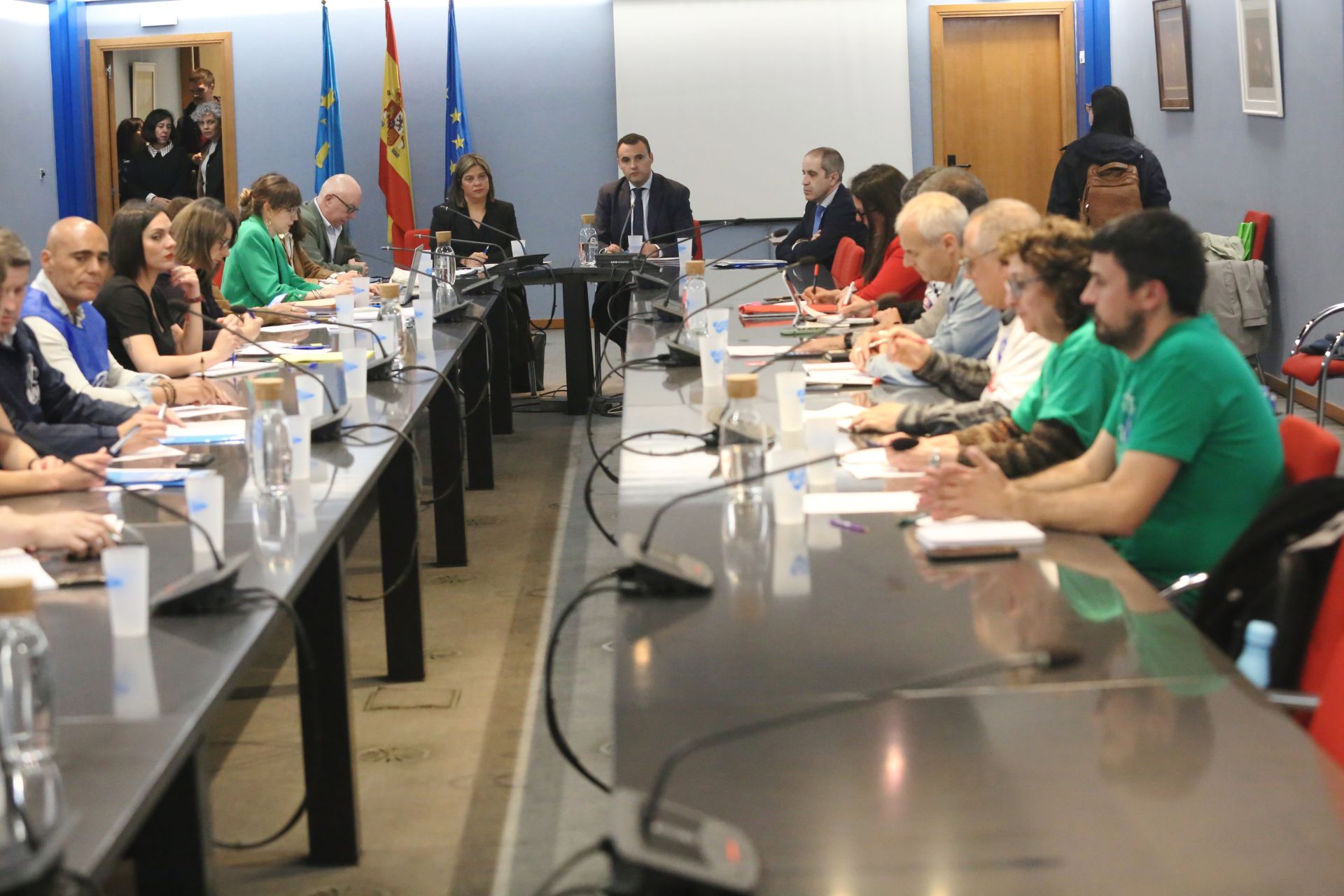 Los docentes se concentran durante la negociación entre los sindicatos educativos y el Gobierno asturiano