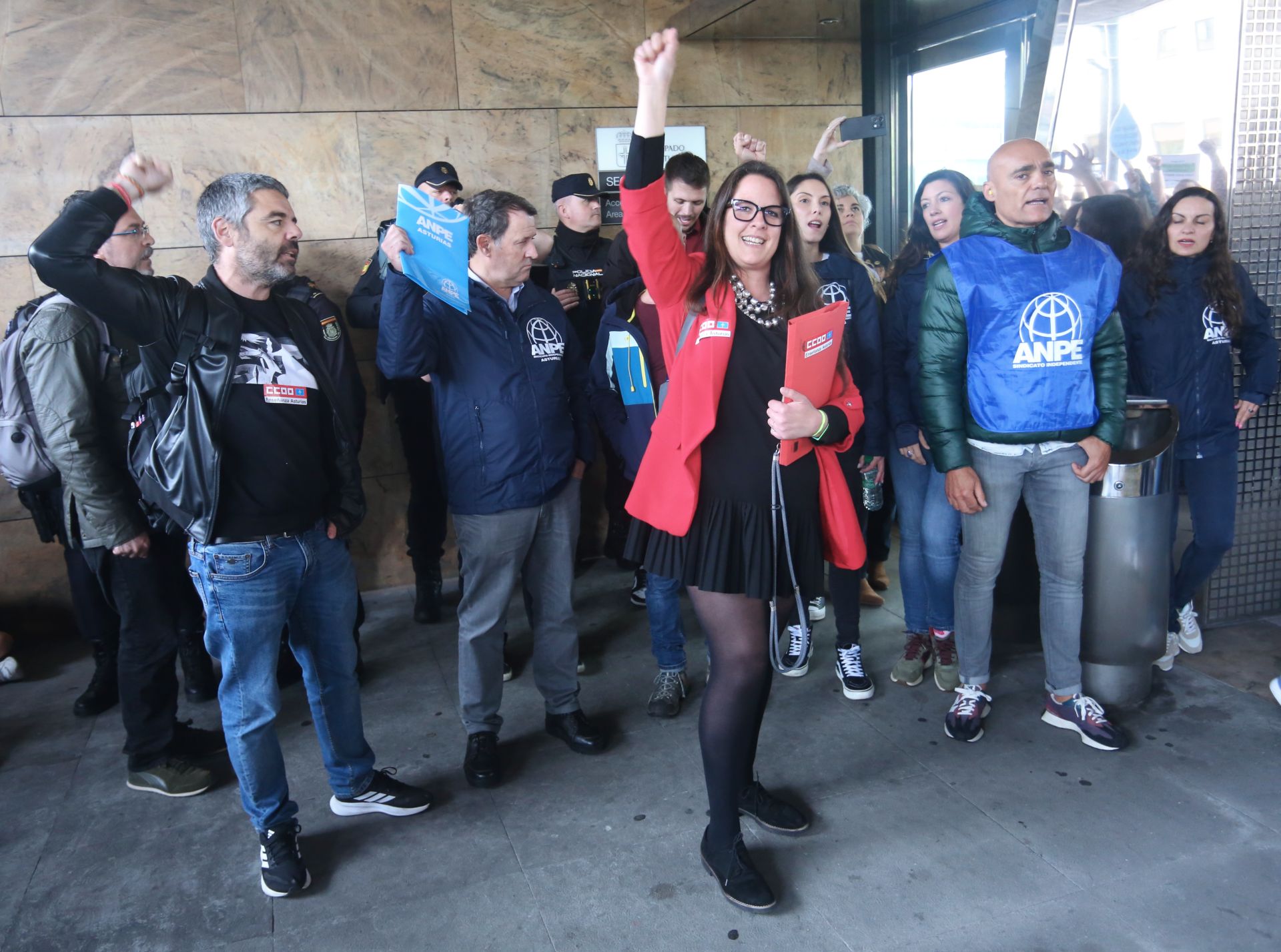 Los docentes se concentran durante la negociación entre los sindicatos educativos y el Gobierno asturiano