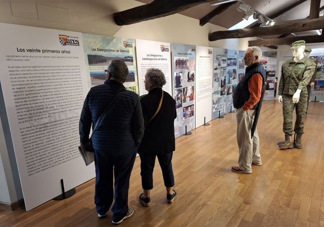 Tres visitantes a la exposición en la Casa de los Hevia.