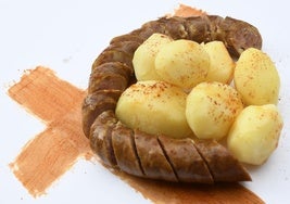 Plato de longaniza blanca con patatas del cocido de garbanzos del restaurante Casa Tataguyo.