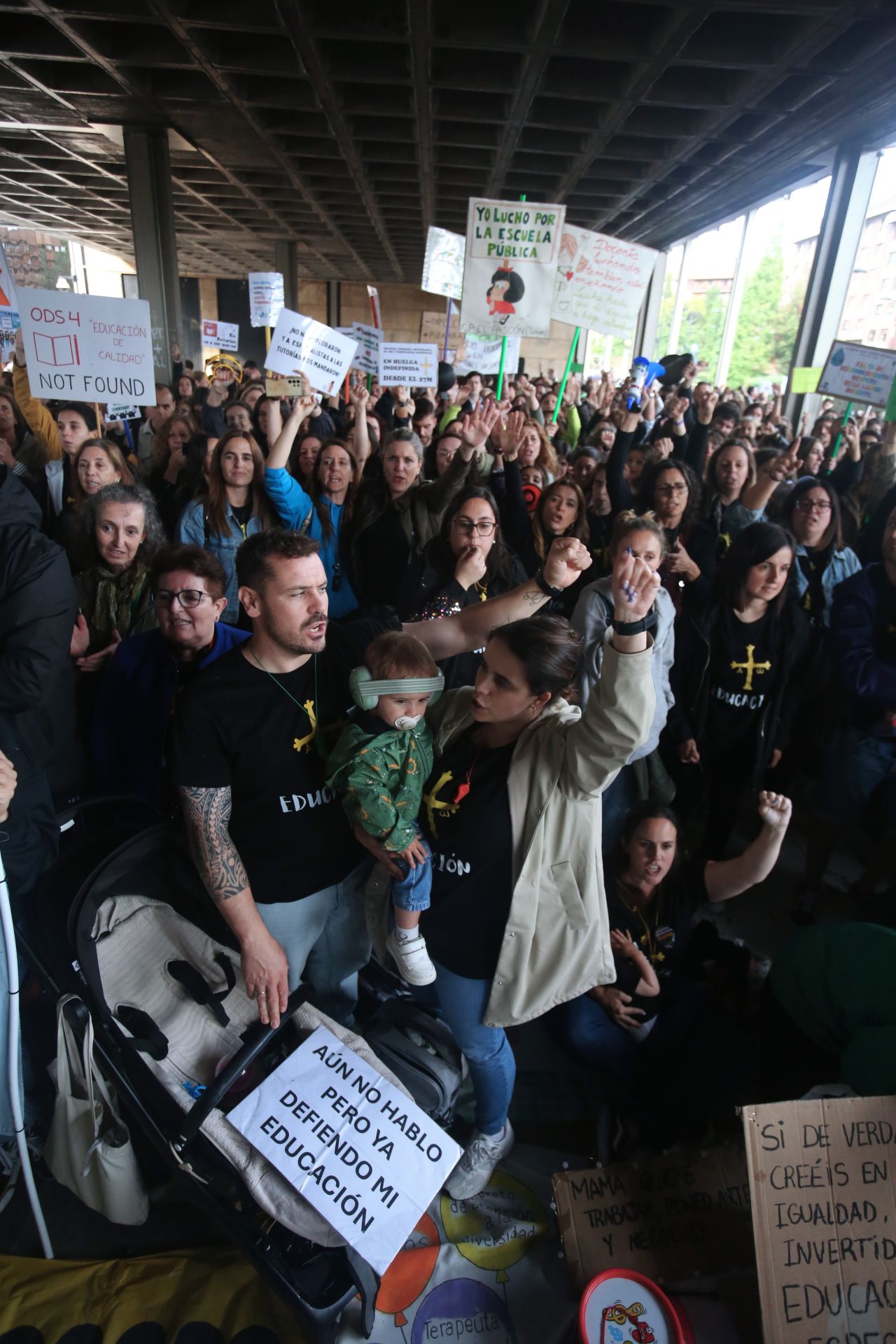 Los docentes se concentran durante la negociación entre los sindicatos educativos y el Gobierno asturiano