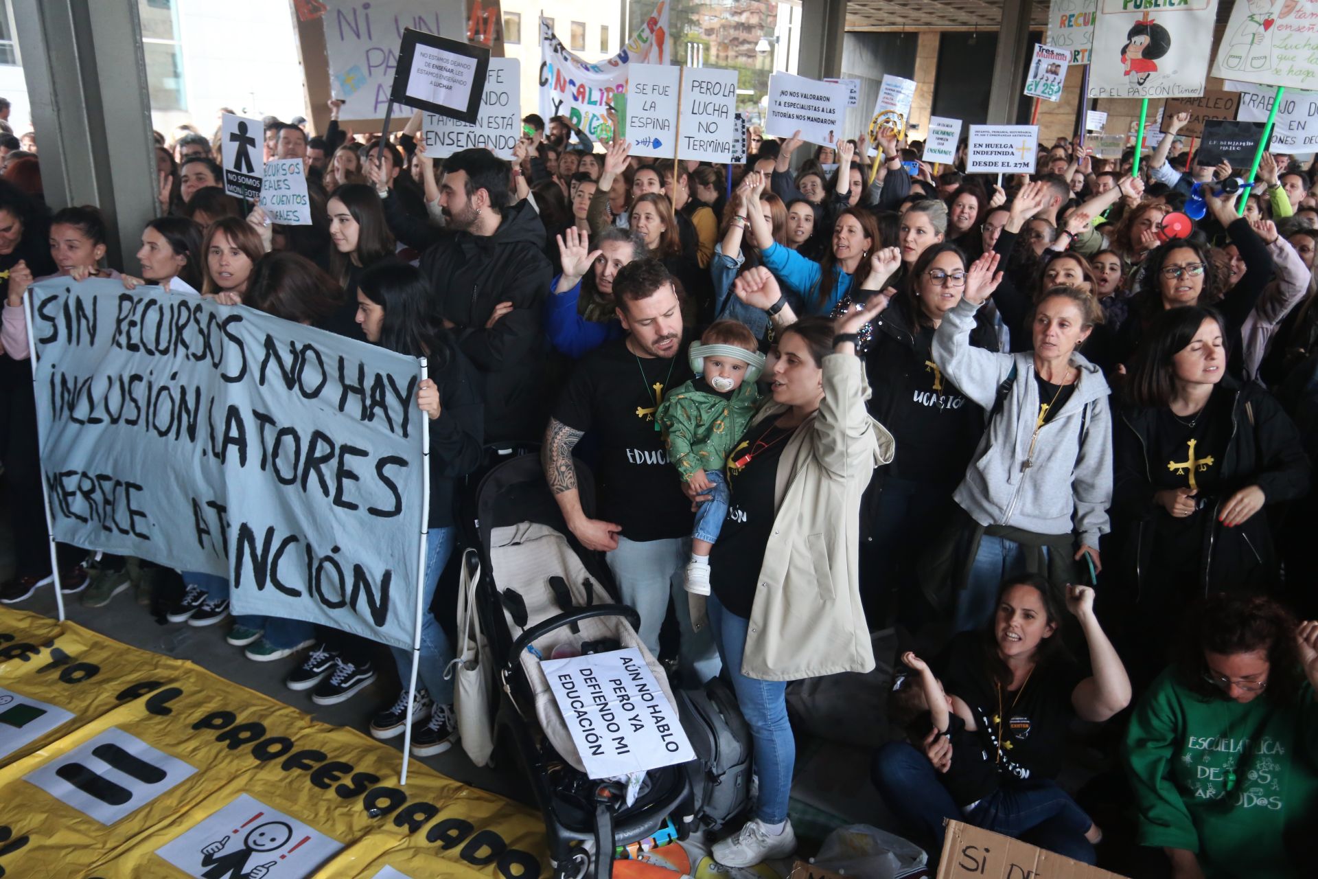 Los docentes se concentran durante la negociación entre los sindicatos educativos y el Gobierno asturiano