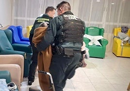 Dos agentes de la Guardia Civil evacuan a un usuario de la residencia geriátrica en La Barganiza.