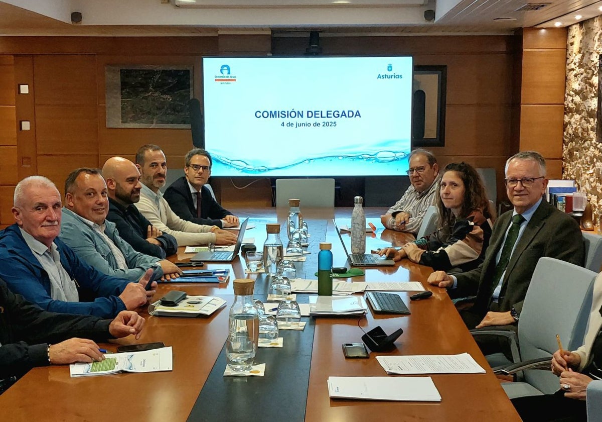 Integrantes, reunidos ayer, de la comisión delegada del Consorcio de Aguas de Asturias (Cadasa).